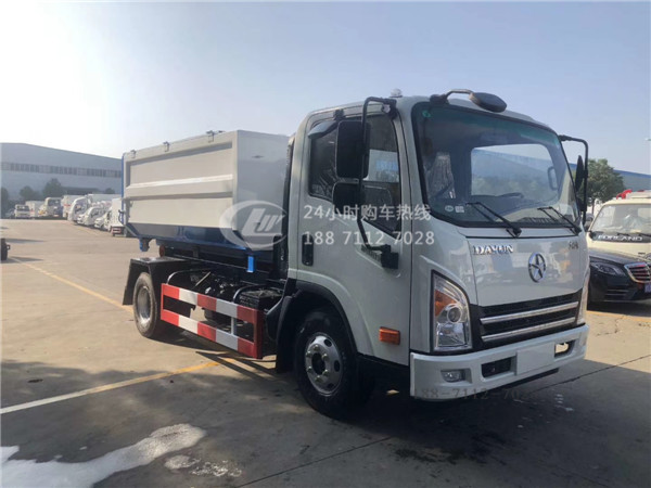 大運(yùn)6方勾臂式垃圾車(chē)